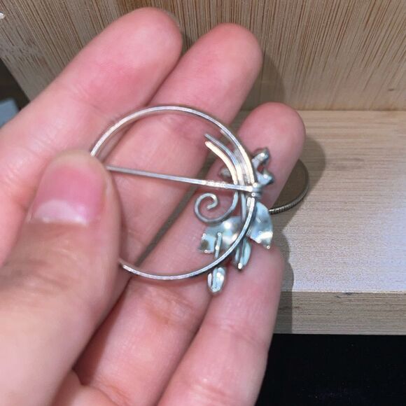 Vintage krementz silver tone leaf brooch - Picture 3 of 4